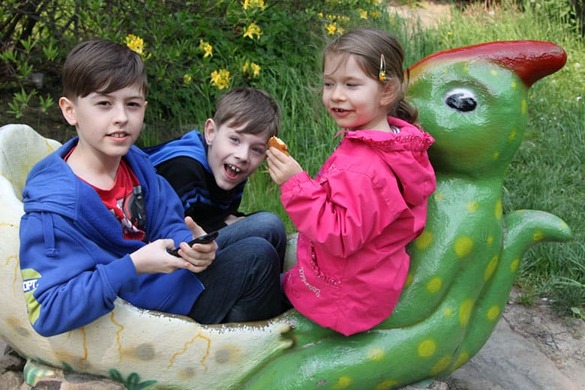 Weronika, Kuba i Maciej w skorupie jaja dinozaura – rodzinna zabawa.