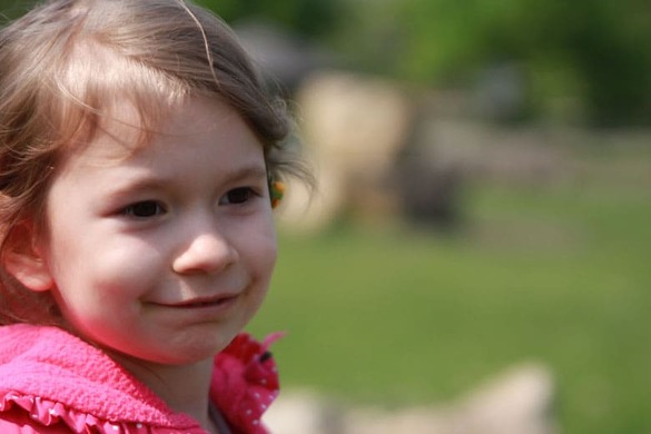 Zbliżenie na uśmiechniętą pięcioletnią Weronikę – rozmyte tło.